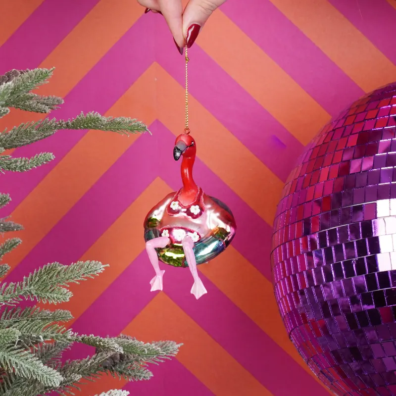 Weihnachtsanhänger Flamingo im Bikini aus Glas von Housevitamin in Pink, 7,5 × 7,5 × 11,5 cm, Ansicht 2
