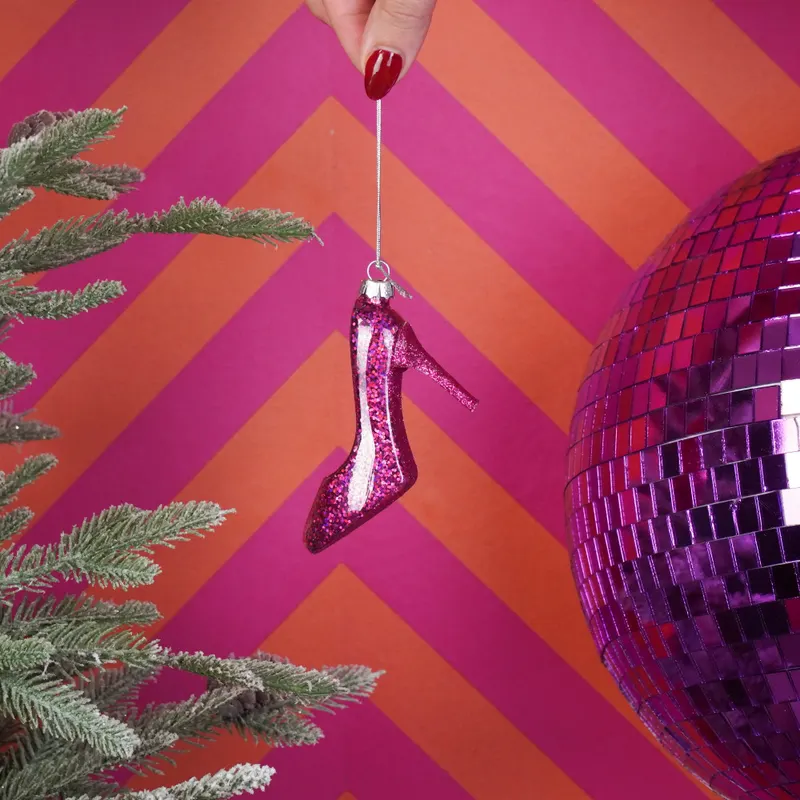 Weihnachtsanhänger „High Heels“ aus Glas in Rosa von Housevitamin in Rosa, 8,5 × 3 × 7,5 cm, Ansicht 2