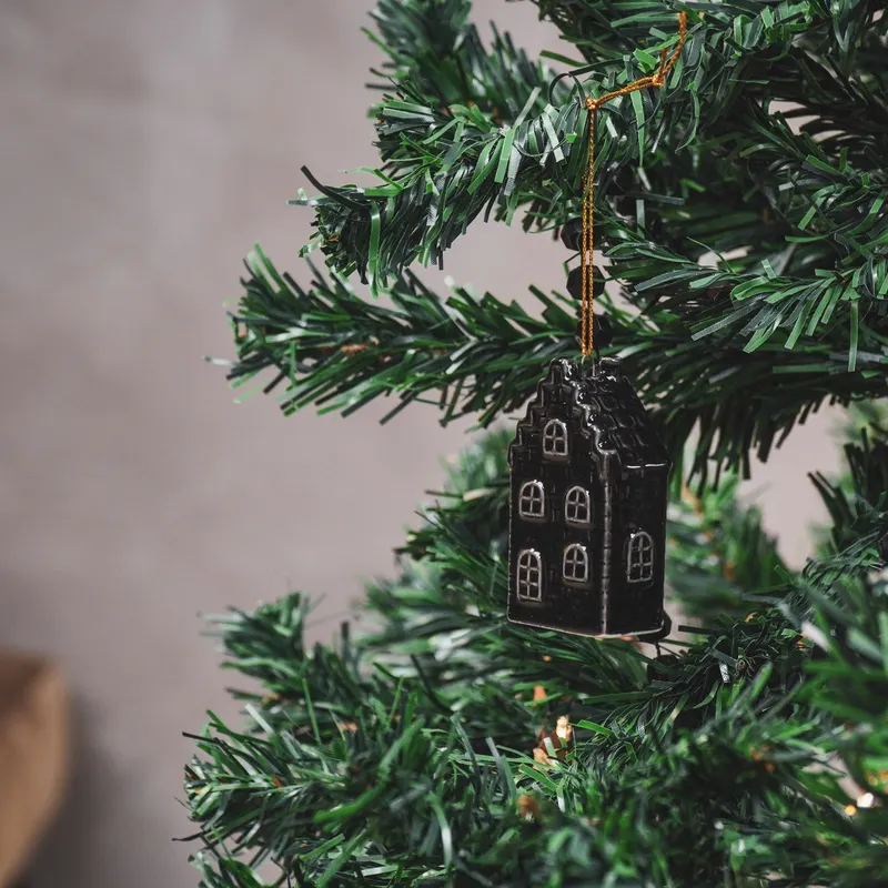Weihnachtsanhänger Haus aus schwarzer Keramik von Housevitamin in Schwarz, 3,5 × 2 × 6,5 cm, Ansicht 2