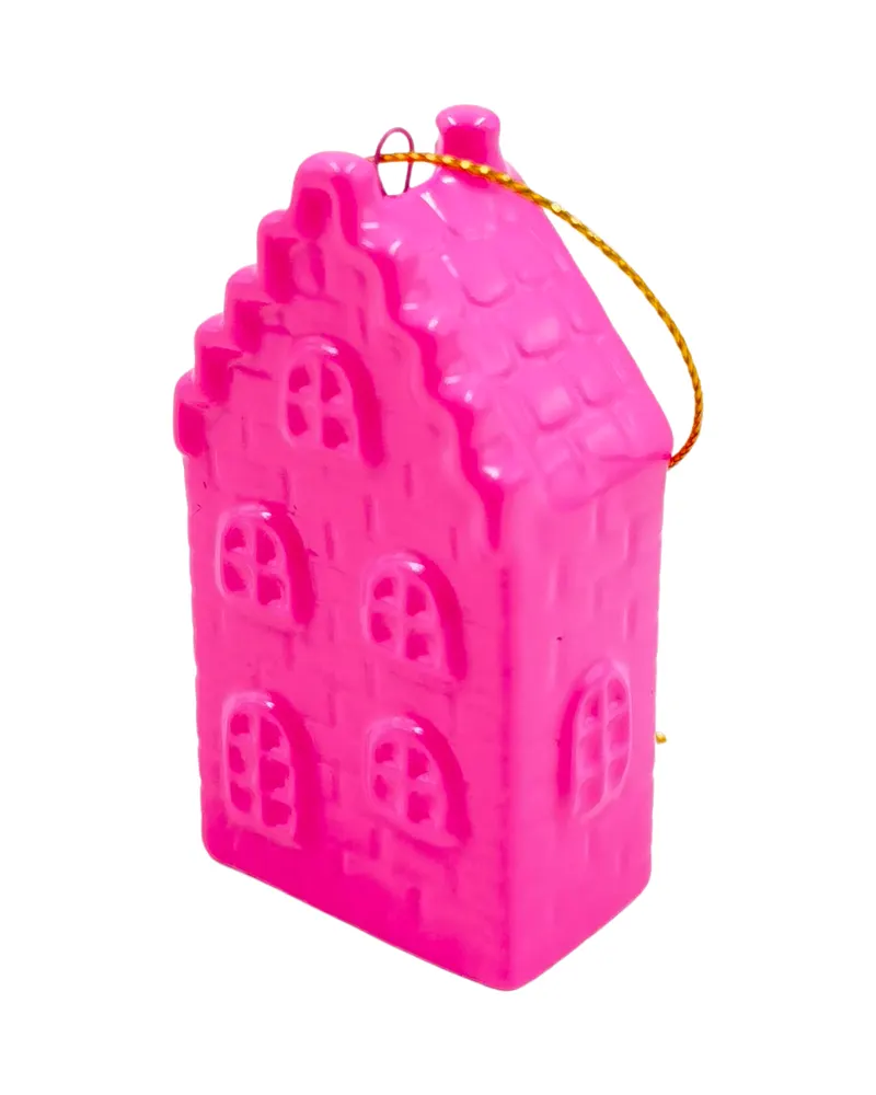 Keramischer Weihnachtsanhänger in Hausform, Neonpink von Housevitamin in Neonpink, 3,5 × 2 × 6,5 cm, Ansicht 1