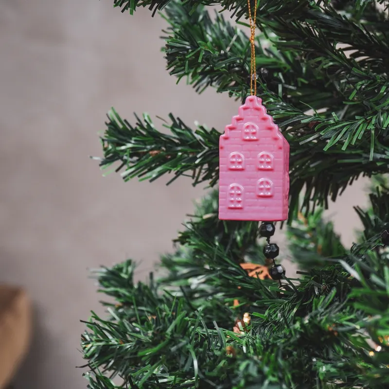 Keramischer Weihnachtsanhänger in Hausform, Neonpink von Housevitamin in Neonpink, 3,5 × 2 × 6,5 cm, Ansicht 2