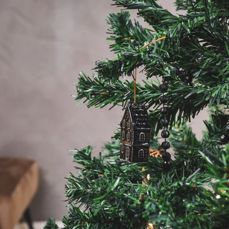 Weihnachtsanhänger in Hausform aus Keramik, schwarz von Housevitamin in Schwarz, 3,5 × 2 × 6,5 cm, Ansicht 2