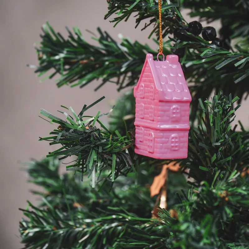 Keramik-Weihnachtsanhänger in Hausform, Neonpink von Housevitamin in Neonpink, 3,5 × 2 × 6,5 cm, Ansicht 2