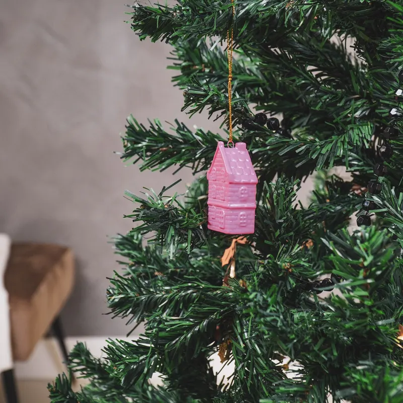Keramik-Weihnachtsanhänger in Hausform, Neonpink von Housevitamin in Neonpink, 3,5 × 2 × 6,5 cm, Ansicht 3