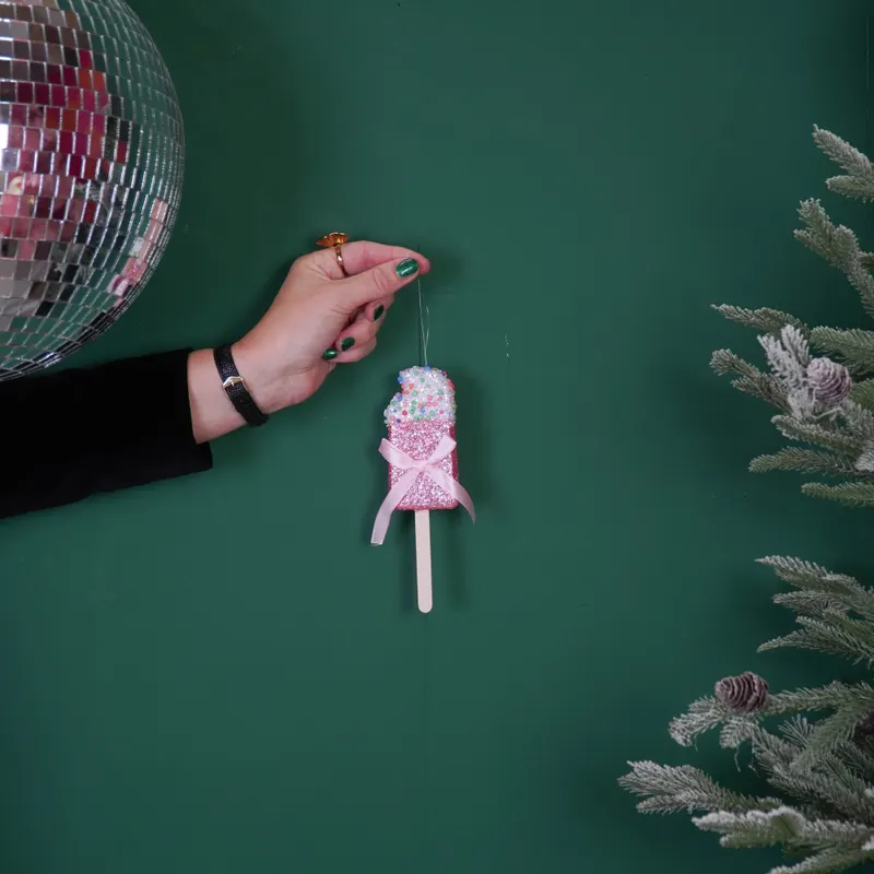 Weihnachtsanhänger Eis am Stiel aus Schaumstoff mit Glitzerdetails von Housevitamin in Rosa, Ansicht 3
