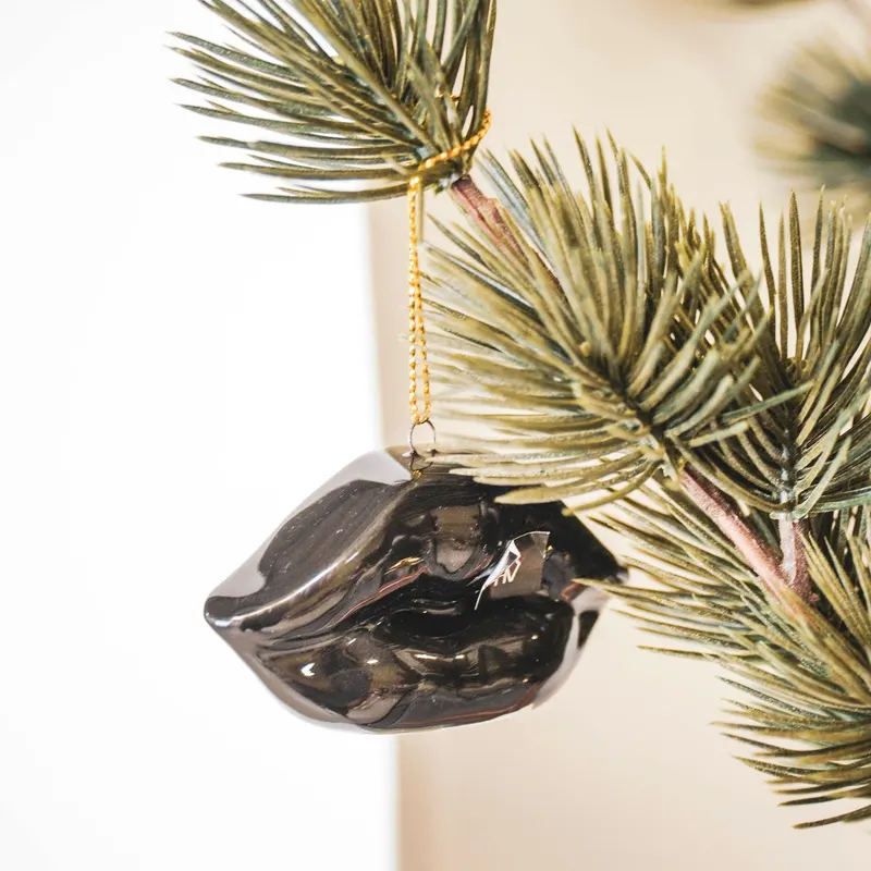 Keramik-Weihnachtsanhänger mit Lippenmotiv von Housevitamin in Schwarz, 6,5 × 2 × 4 cm, Ansicht 6