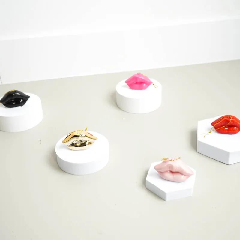 Keramik-Weihnachtsanhänger mit Lippenmotiv von Housevitamin in Gold, 6,5 × 2 × 4 cm, Ansicht 2