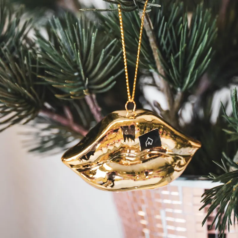 Keramik-Weihnachtsanhänger mit Lippenmotiv von Housevitamin in Gold, 6,5 × 2 × 4 cm, Ansicht 3