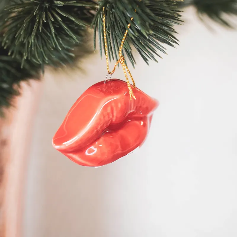 Keramik-Weihnachtsanhänger mit Lippenmotiv von Housevitamin in Rot, 6,5 × 2 × 4 cm, Ansicht 4