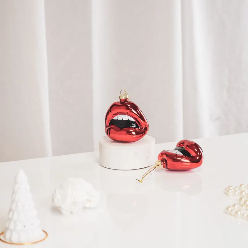 Weihnachtsanhänger Lippen aus rotem Glas von Housevitamin in Rot, 8,5 × 3,5 × 8,5 cm, Ansicht 5