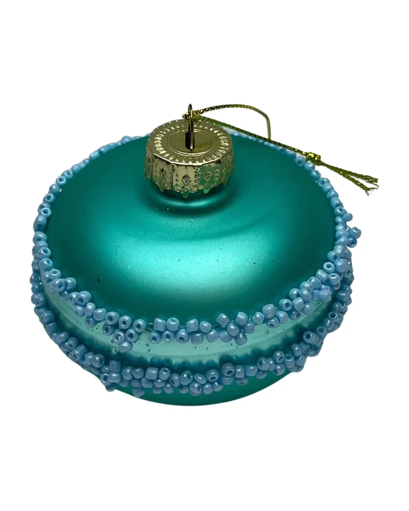 Macaron-Weihnachtsanhänger aus Glas in drei Farben von Housevitamin in Blau, 6,5 × 6,5 × 5,5 cm