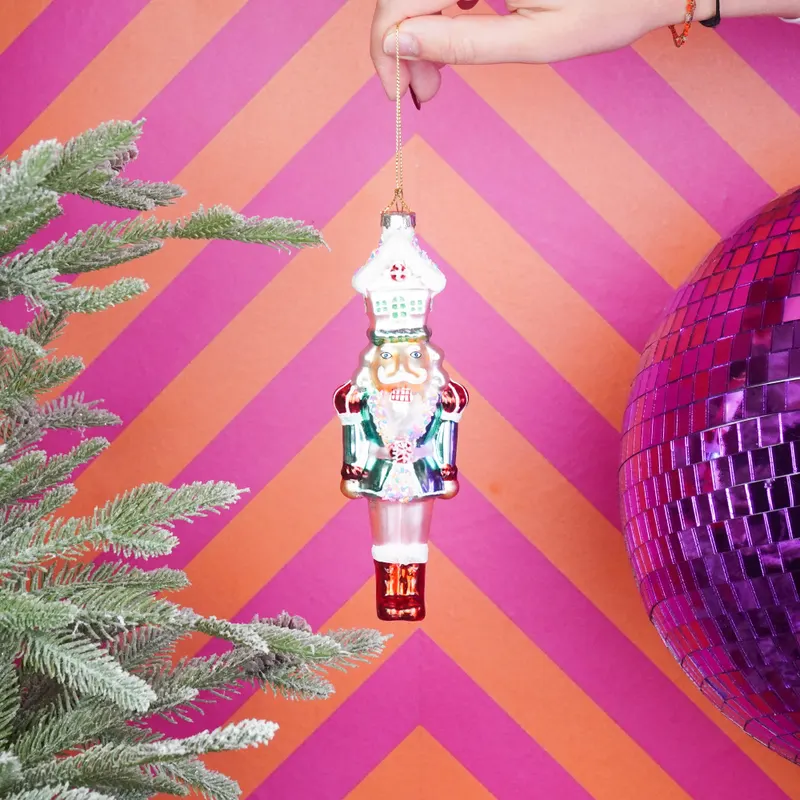 Weihnachtsanhänger aus Glas mit Nussknacker und Süßigkeitenmotiv von Housevitamin in Weiß und Rosa, 5,5 × 4 × 17,5 cm, Ansicht 2
