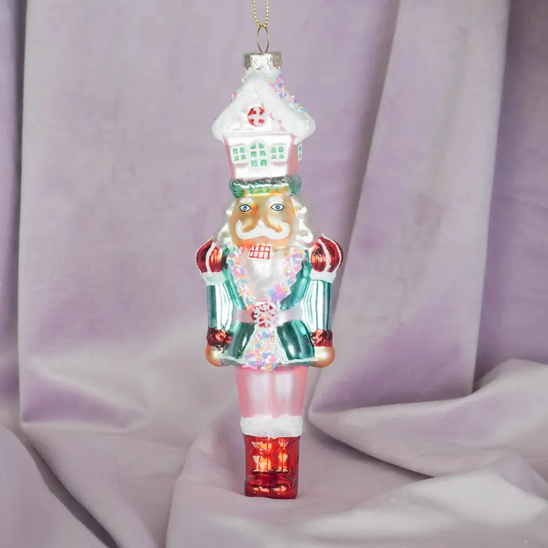 Weihnachtsanhänger aus Glas mit Nussknacker und Süßigkeitenmotiv von Housevitamin in Weiß und Rosa, 5,5 × 4 × 17,5 cm, Ansicht 3