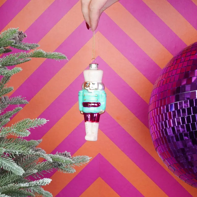 Weihnachtsanhänger aus Glas mit Nussknacker und Süßigkeitenmotiv von Housevitamin in Blau und Rot, 6,5 × 4 × 17 cm, Ansicht 3