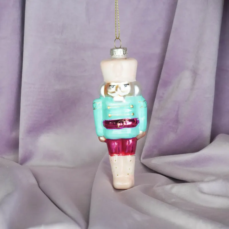 Weihnachtsanhänger aus Glas mit Nussknacker und Süßigkeitenmotiv von Housevitamin in Blau und Rot, 6,5 × 4 × 17 cm, Ansicht 4
