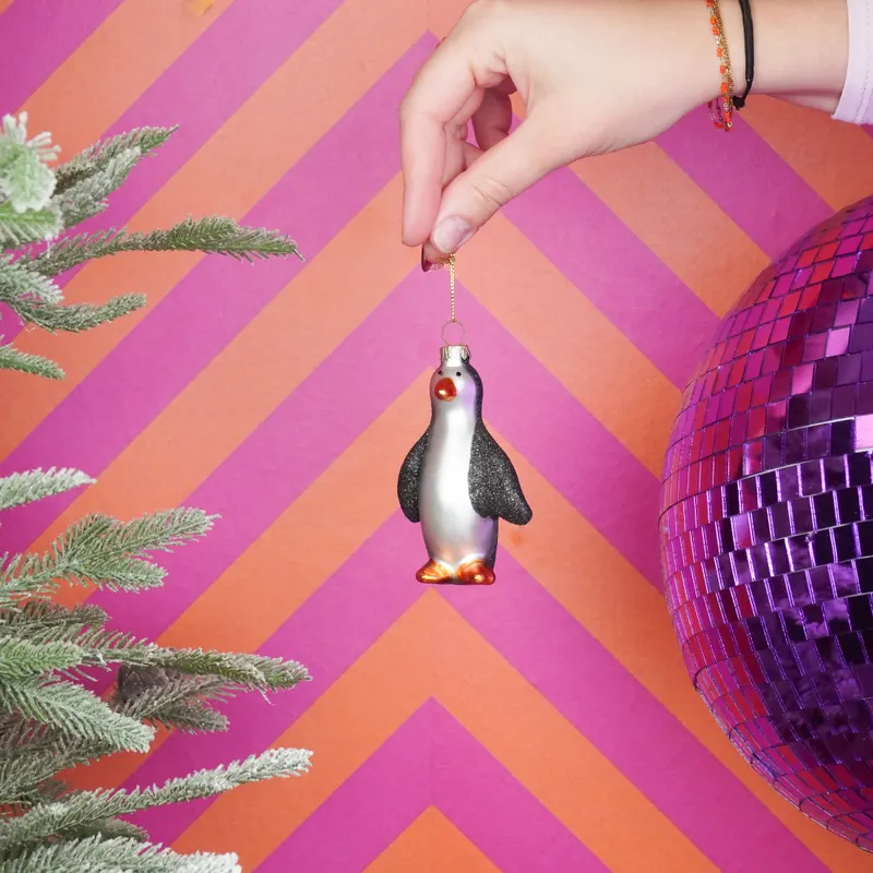 Weihnachtsanhänger Pinguin aus Glas in Schwarz-Weiß von Housevitamin in Schwarz-Weiß, 6 × 3,5 × 10 cm, Ansicht 3