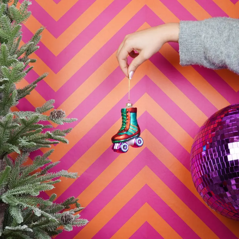Weihnachtsanhänger mit Rollschuhmotiv aus Glas von Housevitamin, 8,5 × 3,5 × 11 cm, Ansicht 2