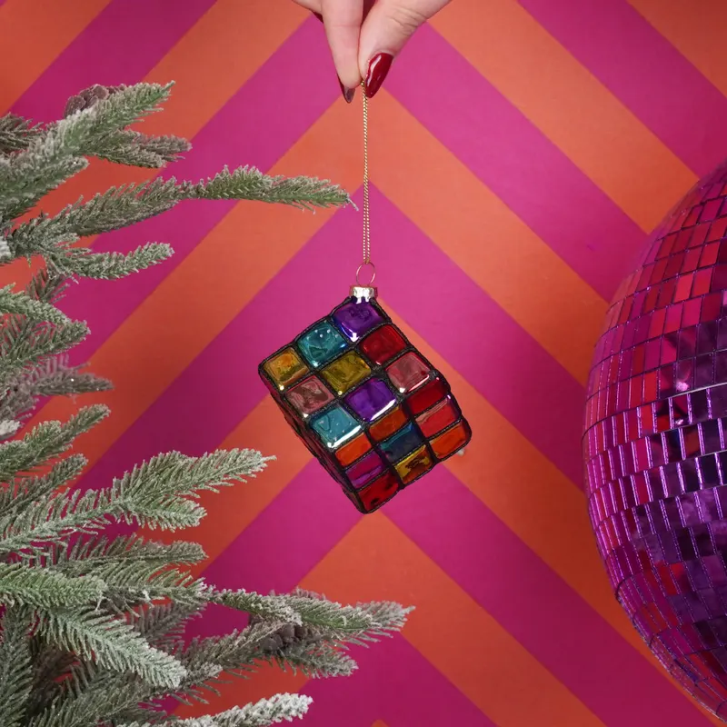 Weihnachtsanhänger mit Rubik’s-Cube-Motiv aus Glas von Housevitamin in Mehrfarbig, 5,5 × 5,5 × 5,5 cm, Ansicht 2