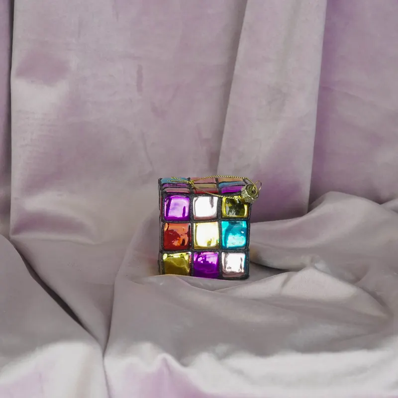 Weihnachtsanhänger mit Rubik’s-Cube-Motiv aus Glas von Housevitamin in Mehrfarbig, 5,5 × 5,5 × 5,5 cm, Ansicht 3