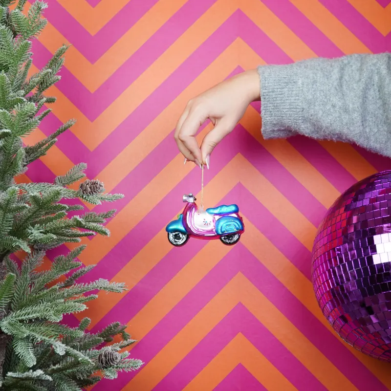 Weihnachtsanhänger im Scooter-Motiv aus Glas von Housevitamin, 11,5 × 5 × 8 cm, Ansicht 2