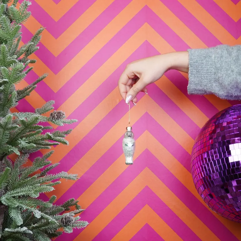 Weihnachtsanhänger Seehund aus Glas in Weiß von Housevitamin in Weiß, 3,5 × 3,5 × 9,5 cm, Ansicht 2