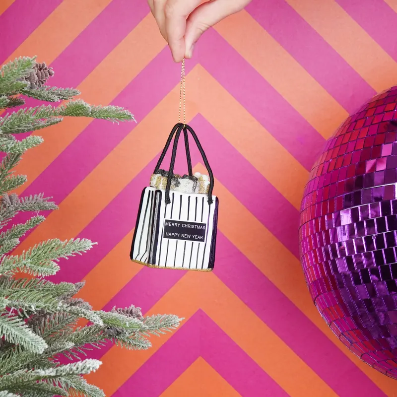 Weihnachtsanhänger Shoppingtasche aus Glas in Schwarz, Weiß und Gold von Housevitamin in Schwarz, Weiß und goldfarben, 7 × 4 × 8,5 cm, Ansicht 2