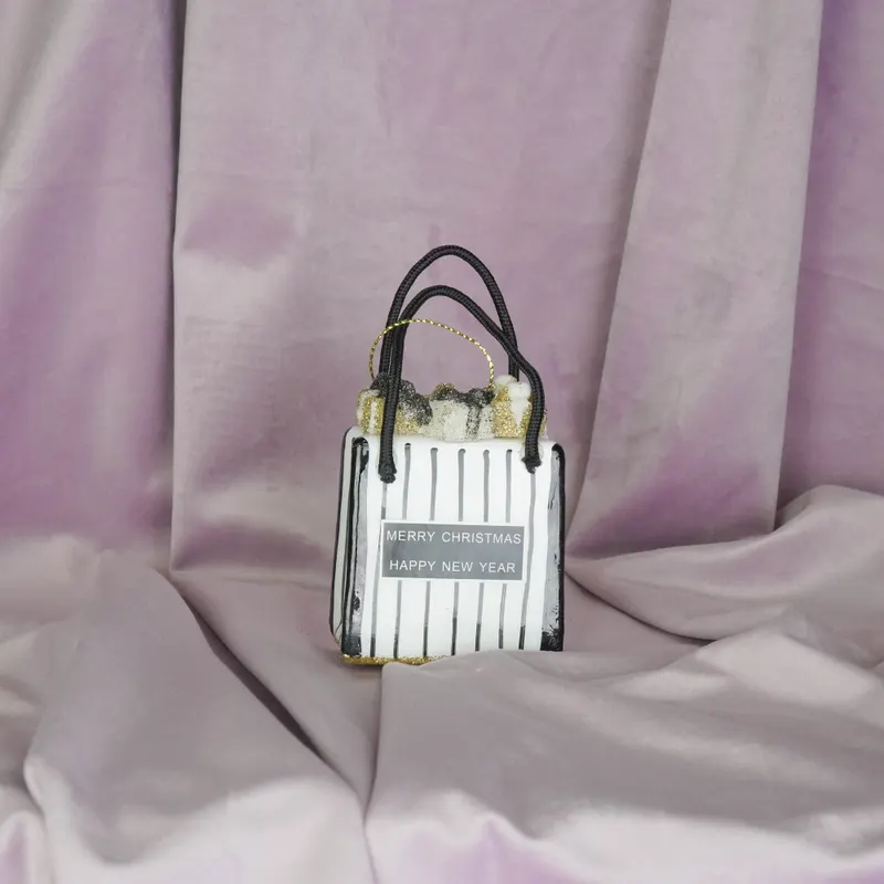 Weihnachtsanhänger Shoppingtasche aus Glas in Schwarz, Weiß und Gold von Housevitamin in Schwarz, Weiß und goldfarben, 7 × 4 × 8,5 cm, Ansicht 3