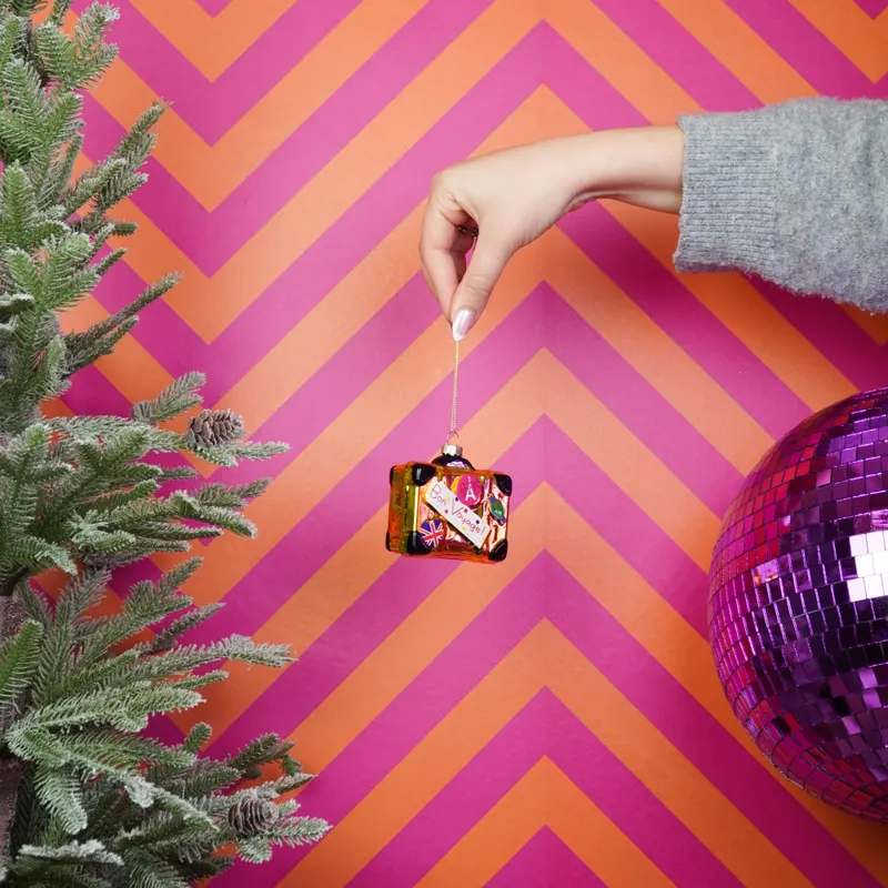 Weihnachtsanhänger in Kofferform aus Glas von Housevitamin in Gold, 8,5 × 3,5 × 8 cm, Ansicht 3