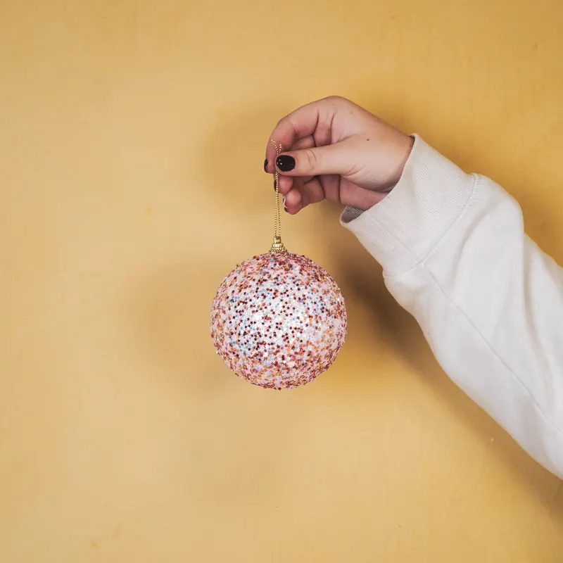 Weihnachtskugeln aus Schaumstoff in Neonfarben, 3er-Set von Housevitamin in Rosa mit Glitzeroptik, Ø 10 cm, Ansicht 5