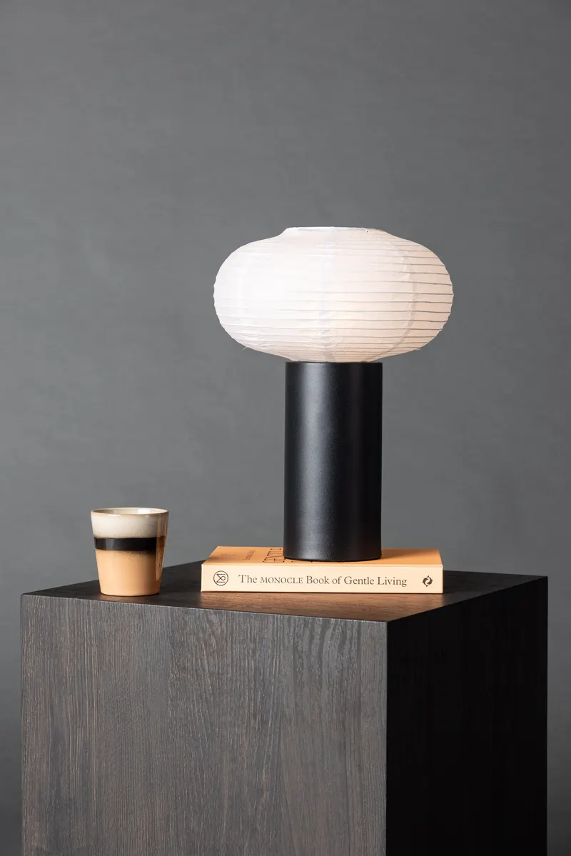 Hovfjället Tischlampe mit ovalem Papierschirm, im Wohnraum, Ansicht 1