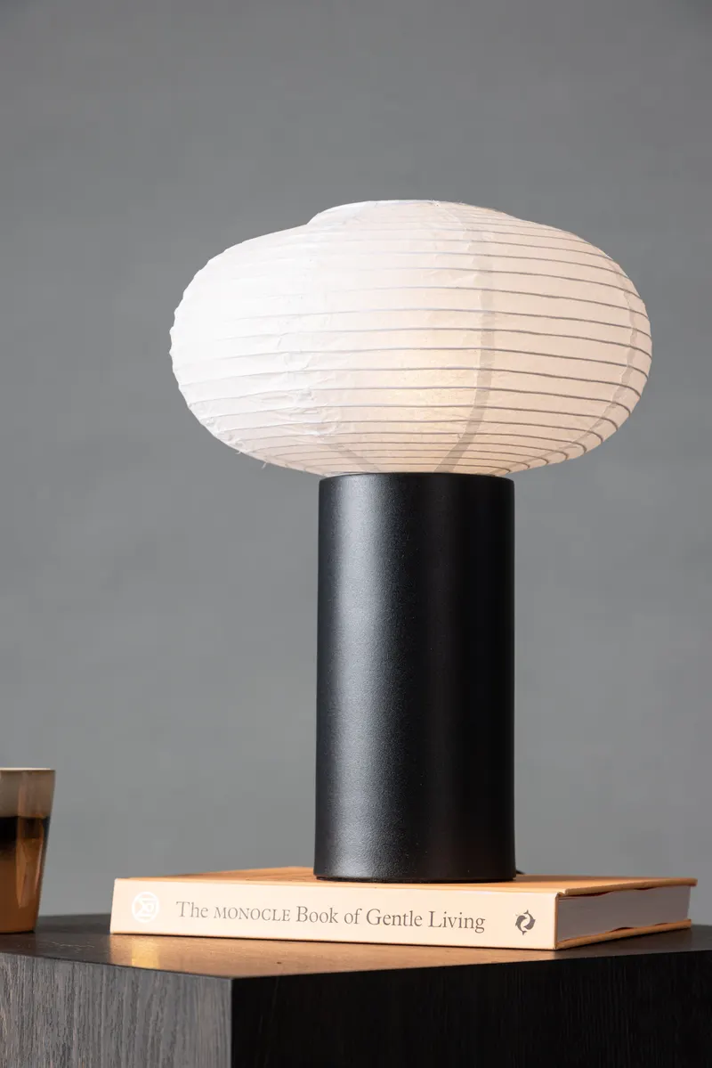 Hovfjället Tischlampe mit ovalem Papierschirm, im Wohnraum, Ansicht 2