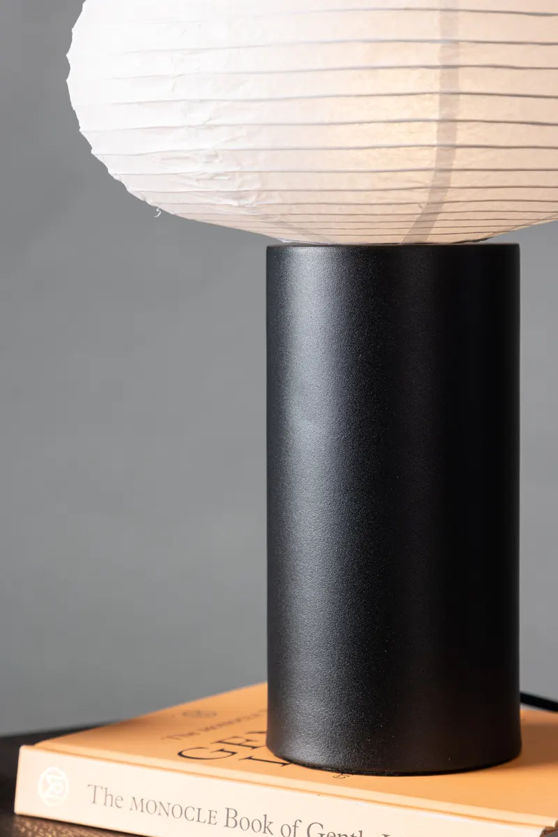 Hovfjället Tischlampe mit ovalem Papierschirm, im Wohnraum, Ansicht 3