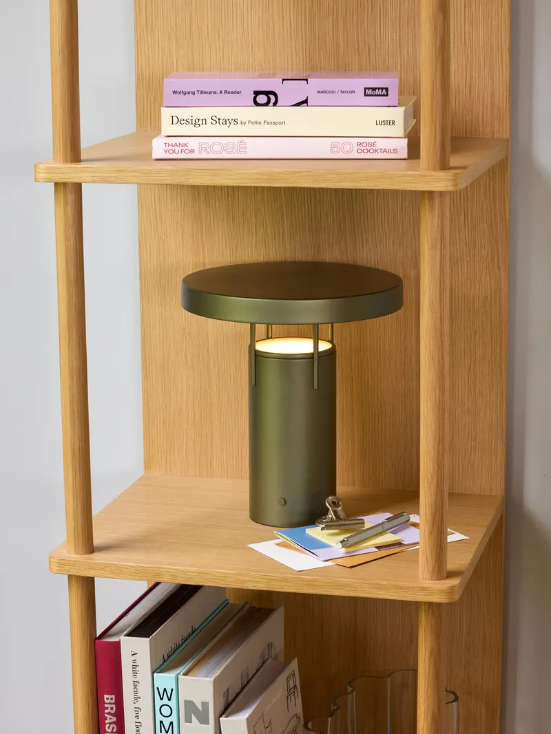 Hübsch BringMe Akku-Tischleuchte in Metallic Dunkelgrün, Ø 25 × H 28 cm, Ansicht 3