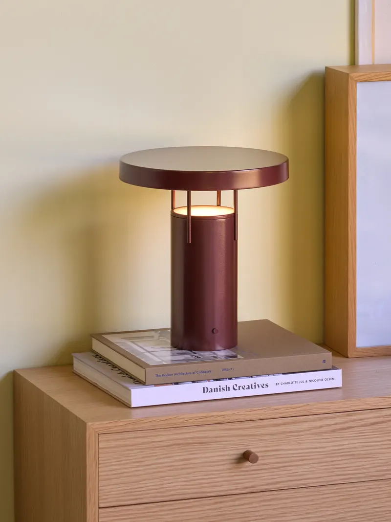 Hübsch BringMe Akku-Tischleuchte in Metallic Bordeaux, Ø 25 × H 28 cm, Ansicht 4