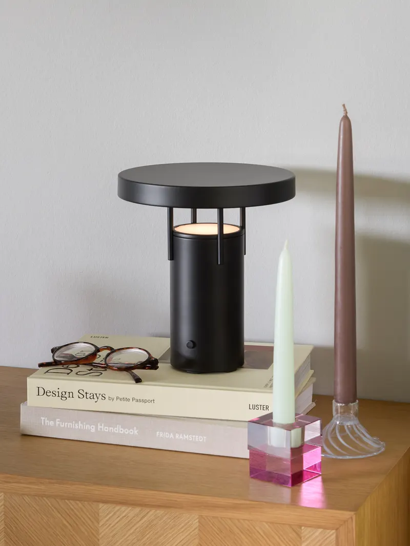 Hübsch BringMe Mini Akku-Tischleuchte in Matt Schwarz, Ø 18 × H 20 cm, Ansicht 4