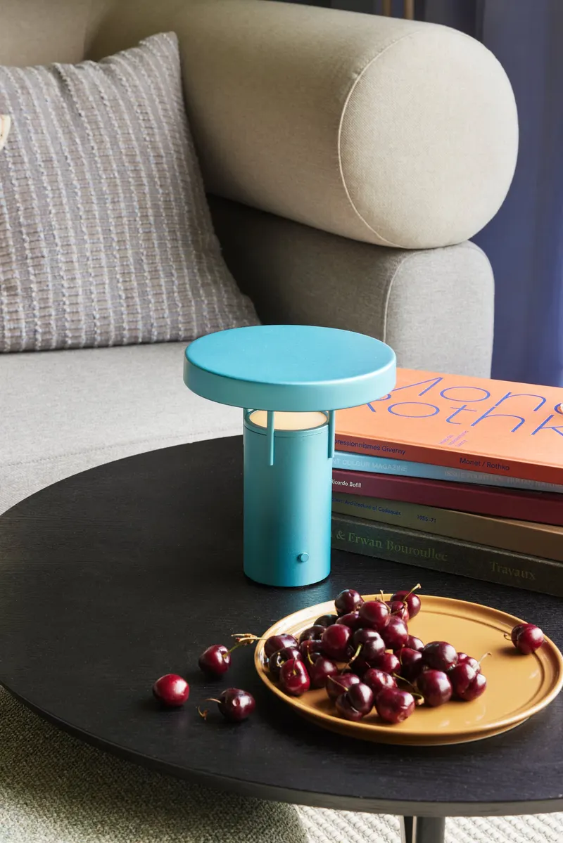 Hübsch BringMe Mini Akku-Tischleuchte in Blau, Ø 18 × H 20 cm, Ansicht 10