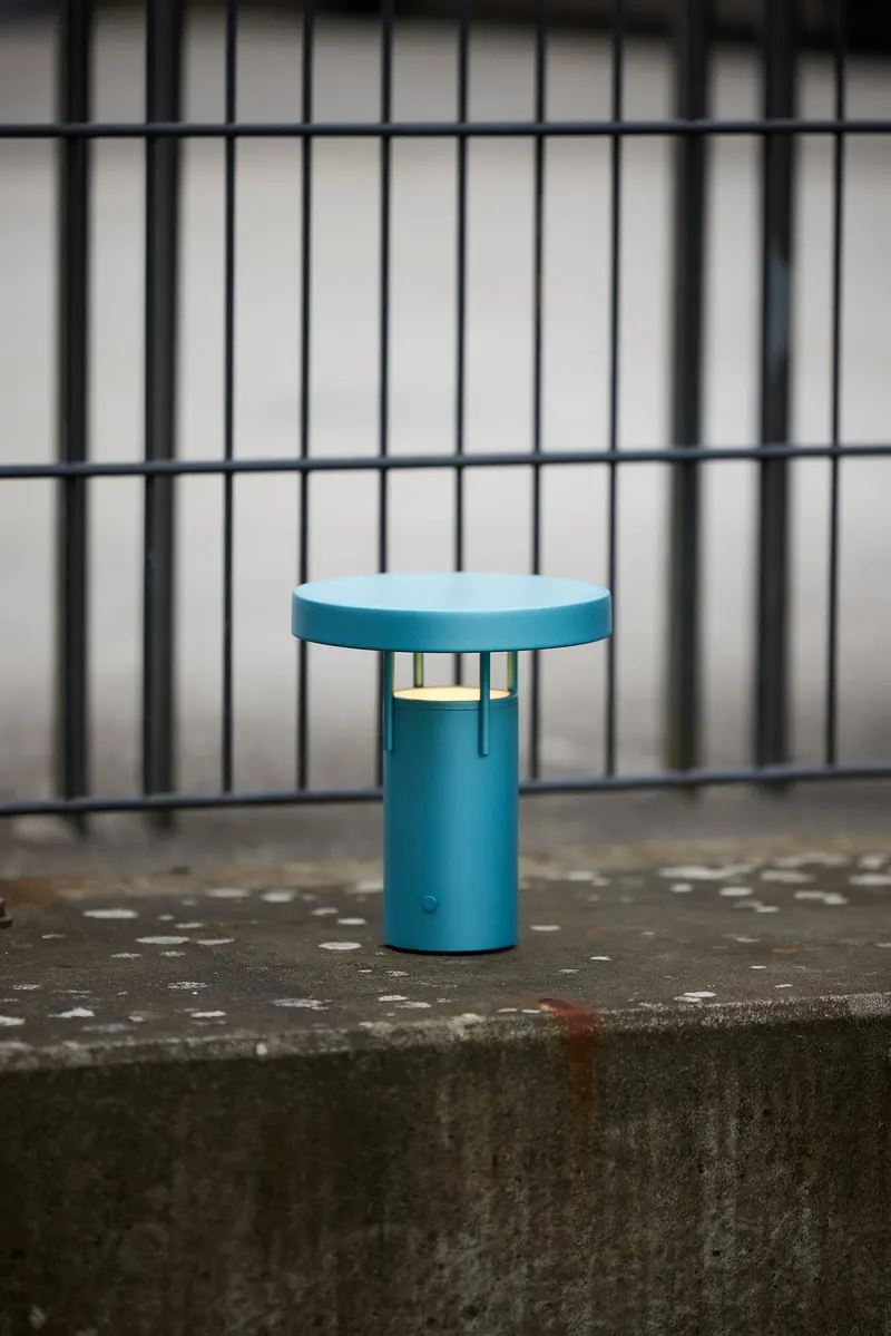 Hübsch BringMe Mini Akku-Tischleuchte in Blau, Ø 18 × H 20 cm, Ansicht 4