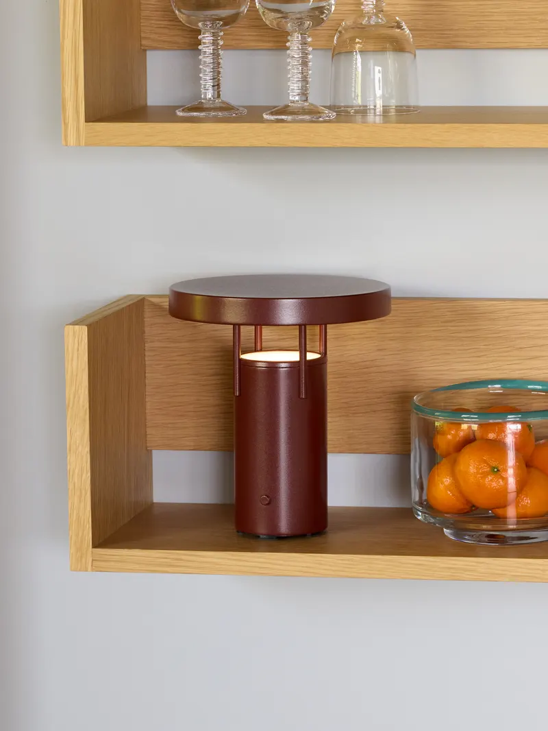 Hübsch BringMe Mini Akku-Tischleuchte in Metallic Bordeaux, Ø 18 × H 20 cm, Ansicht 3