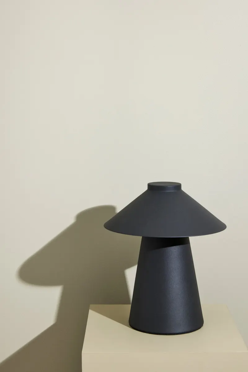 Hübsch Chipper Tischleuchte in Schwarz, Ø 25 × H 26 cm, Ansicht 5