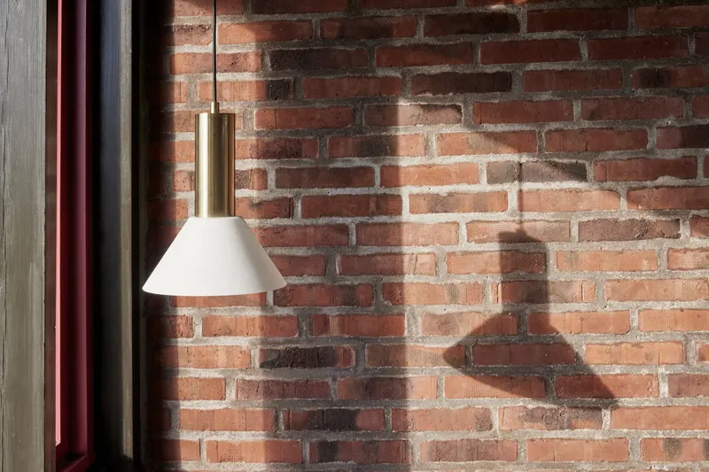 Hübsch Contrast Pendelleuchte in Messingfarben und Weiß, Ø 25 × H 28 cm, Ansicht 5