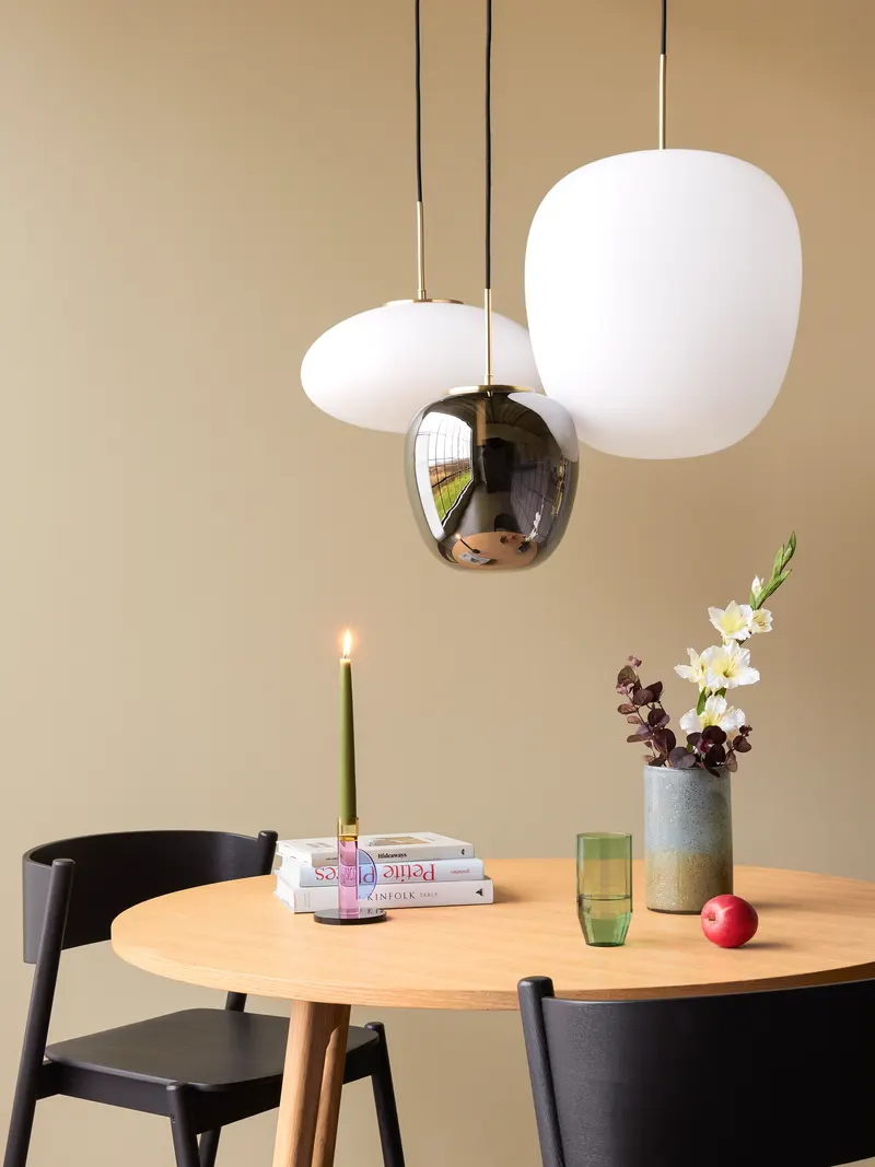 Hübsch Muse Ellipse Pendelleuchte in Messingfarben und Weiß, Ø 40 × H 36 cm, Ansicht 4