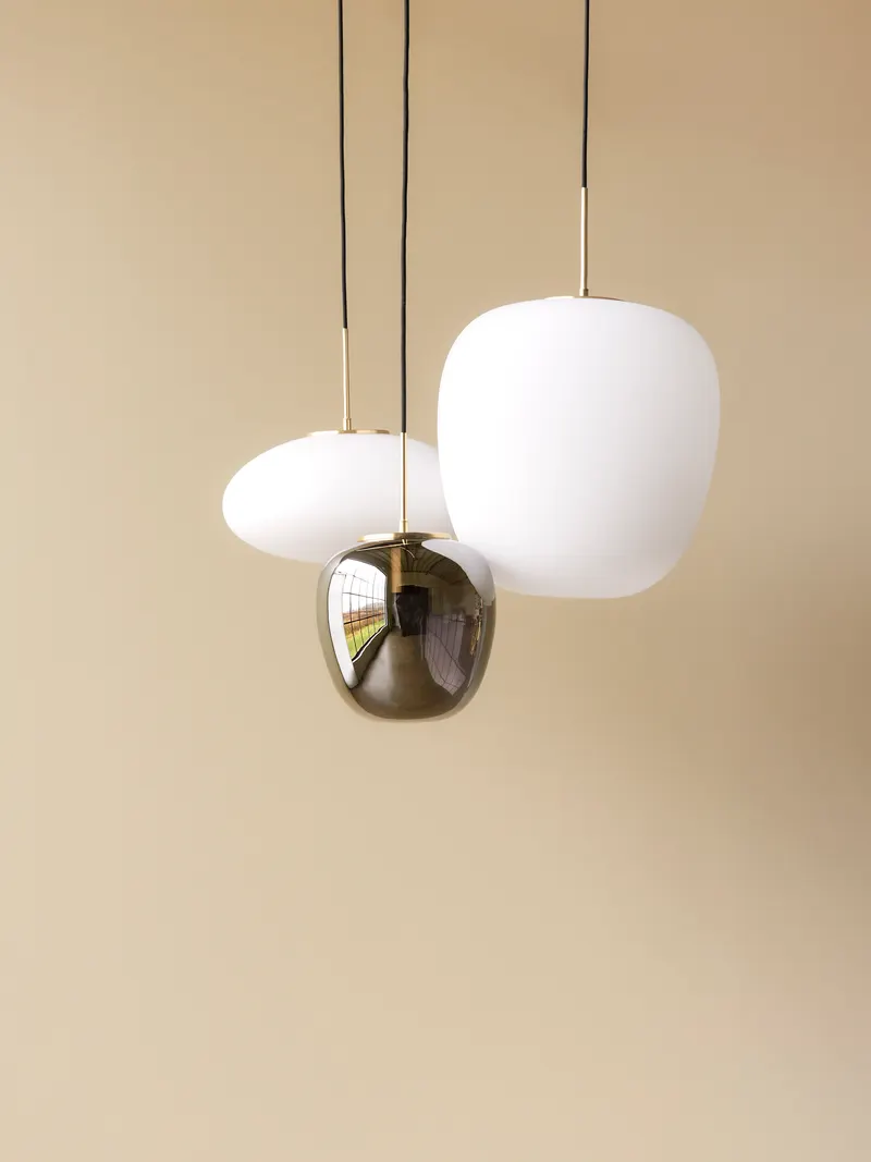 Hübsch Muse Ellipse Pendelleuchte in Messingfarben und Weiß, Ø 40 × H 36 cm, Ansicht 5