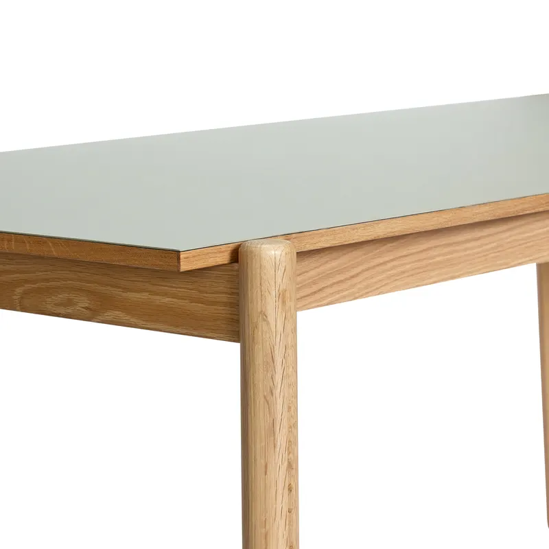 Hübsch Oblique Schreibtisch in Hellgrau und Naturfarben, 140 × 81 × H 75 cm, Ansicht 2