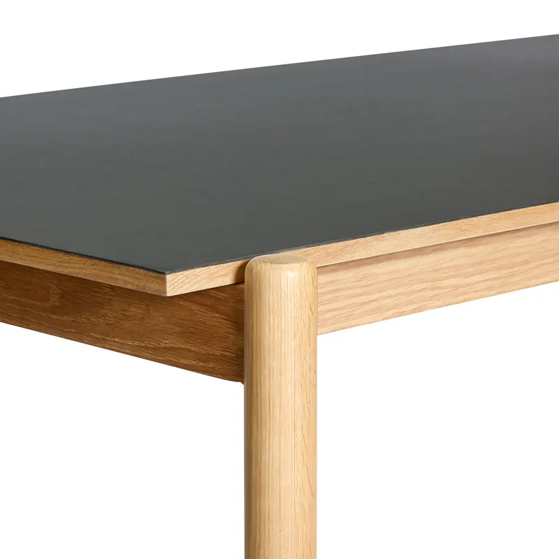 Hübsch Oblique Schreibtisch in Schwarz und Naturfarben, 140 × 81 × H 75 cm, Ansicht 3