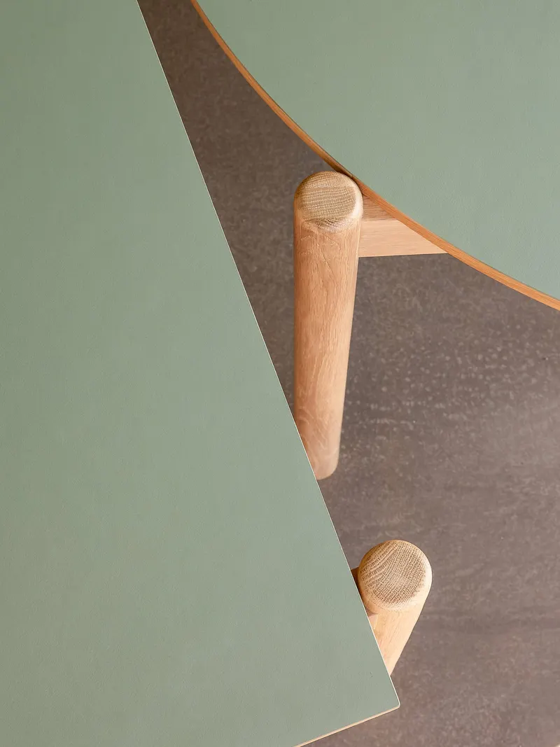 Hübsch Oblique Round Esstisch in Naturfarben und Oliv, Ø 115 × H 75 cm, Ansicht 5