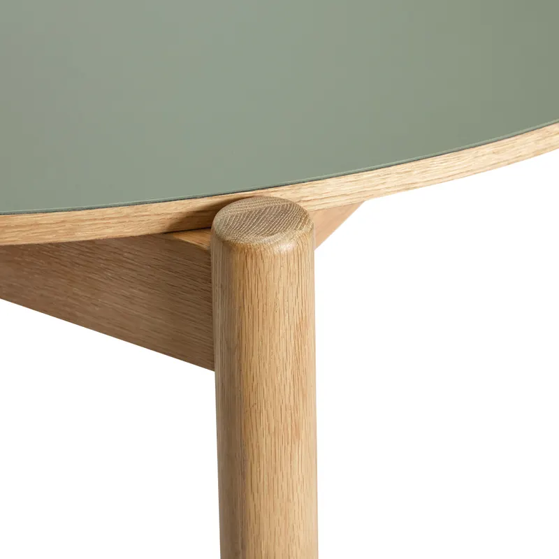 Hübsch Oblique Round Esstisch in Naturfarben und Oliv, Ø 115 × H 75 cm, Ansicht 3