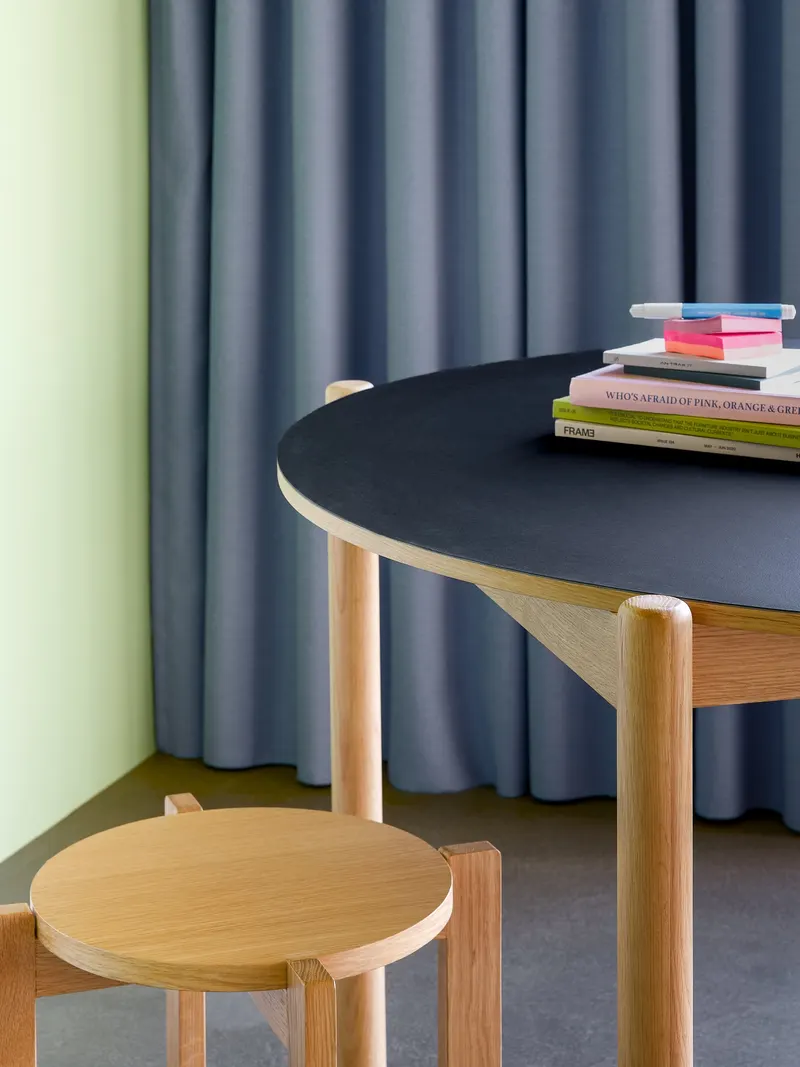 Hübsch Oblique Round Esstisch in Schwarz und Naturfarben, Ø 115 × H 75 cm, Ansicht 4
