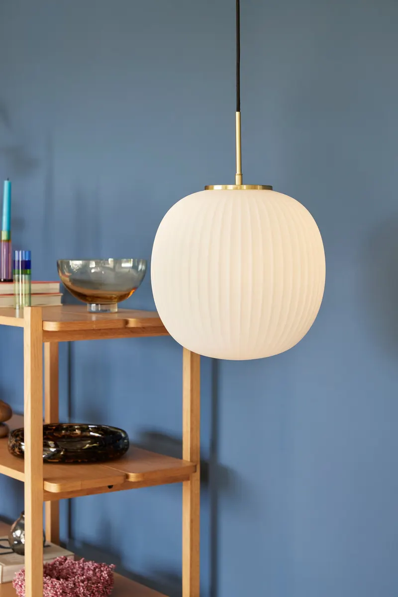 Hübsch Serene Pendelleuchte in Messingfarben und Weiß, Ø 32 × H 30 cm, Ansicht 6