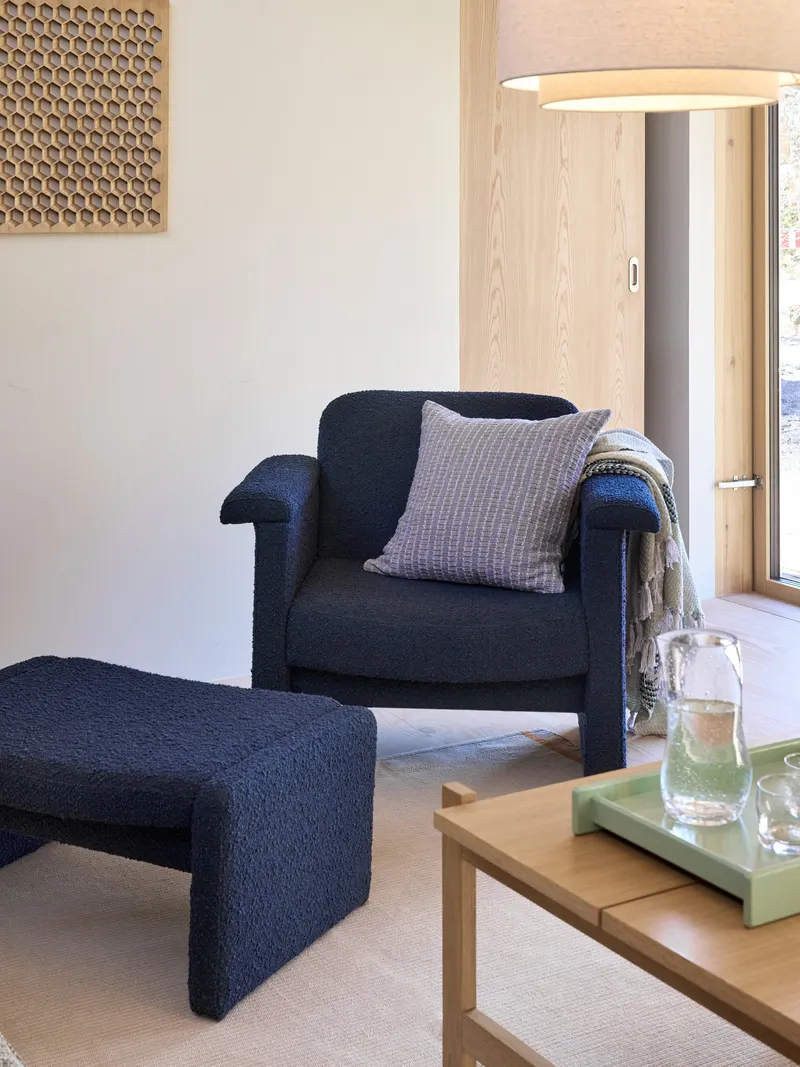 Hübsch Softy Sessel in Dunkelblau, 96 × 73 × H 78 cm und 76 × 55 × H 35 cm, Ansicht 10