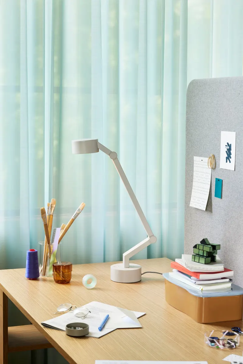 Hübsch Verve Tischleuchte in Hellgrau, 12 × 45 × H 59 cm und LED und 8W, Ansicht 4